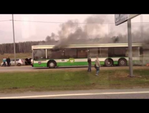 Рейсовый автобус загорелся на трассе
