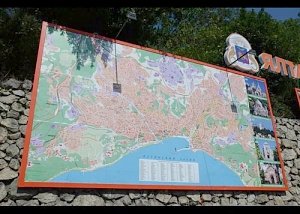 Ялтинские туристы могут осмотреть карту достопримечательностей города с подножки автобуса