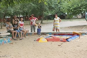 В Керчи благоустраивают детскую площадку по ул. Орджоникидзе, 115