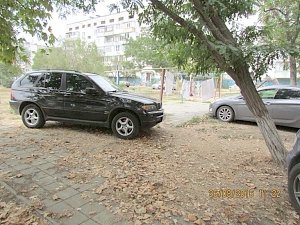 Администрация Керчи сообщает в МРЭО о машинах, припаркованных на газонах
