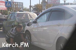 В Керчи столкнулись «Hyundai» и фура