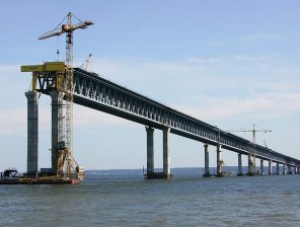 Возведение Крымского моста ведётся круглые сутки