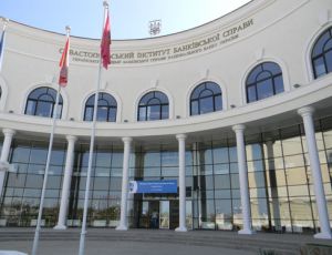 Лебедь, рак и щука: в Севастополе никак не могут поделить Банковскую академию
