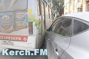 В Керчи автобус врезался в припаркованную иномарку
