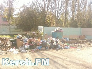 В Керчи в одном из дворов на Горького образовалась свалка мусора