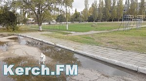 В Керчи детям в школе приходится заниматься на залитом водой стадионе