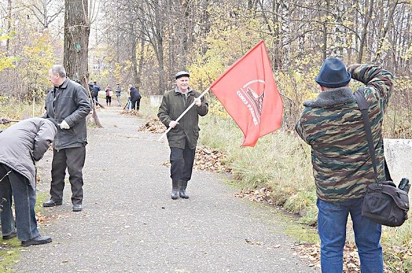 Ивановские коммунисты на субботнике привели в порядок Мемориал-захоронение Героев Революции