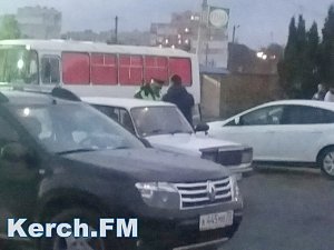 В Керчи начали наказывать штрафом водителей за парковку около остановки «АТБ», — читатаель
