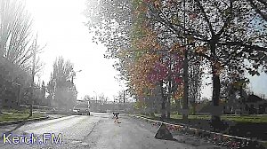 Пожилой керчанин сам ремонтирует дорогу в Аршинцево