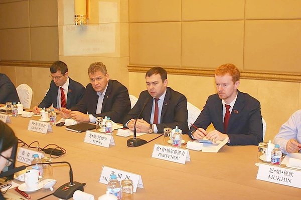 Начался визит в Китай делегации партийных работников КПРФ