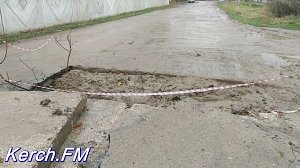 В Керчи для водителей оставили очередную яму на проезжей части