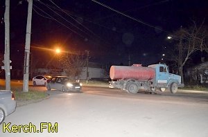 В Керчи автомобиль дорожной службы подмял ВАЗ