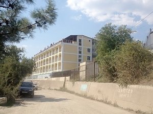 Житель Семидворья возвел пятиэтажную гостиницу, захватив 800 кв. м муниципальной земли