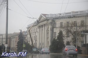 В Керчи ремонтируют фасад здания ЮГНИРО
