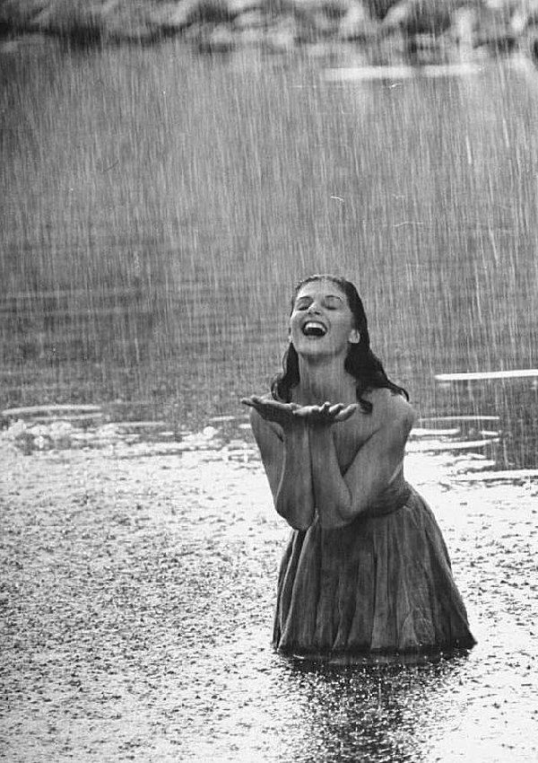 Девушка под дождём