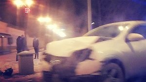 В Керчи на скользкой дороге столкнулись два автомобиля