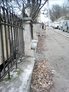 На улице Суворова укрепляют ограждающую стенку