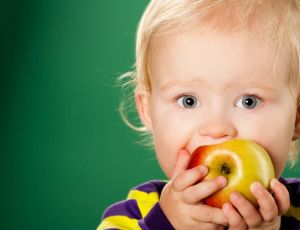 Симферопольцам приходится сбрасываться на яблоки для детских садов