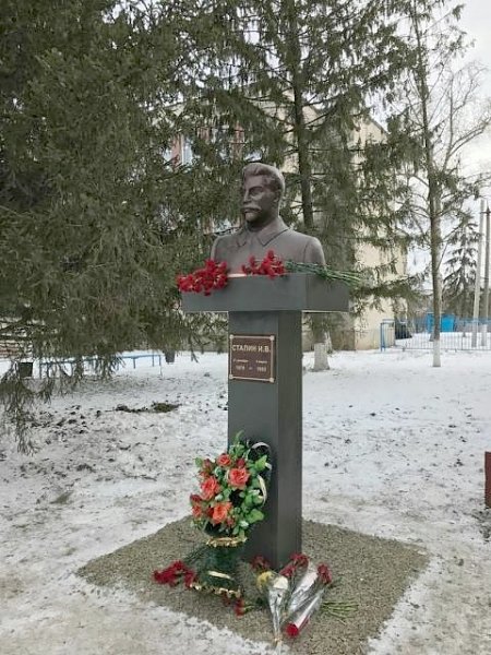 Спрятанный в колодце бюст Сталина нашли и установили в Ростовской области