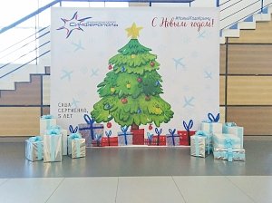 Пассажиров аэропорта «Симферополь» встречают Дед Мороз и Снегурочка