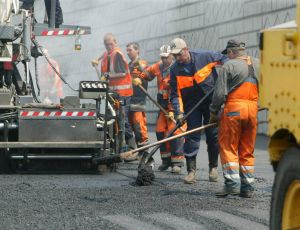 Дороги в Феодосии ремонтируют только после вмешательства прокуратуры