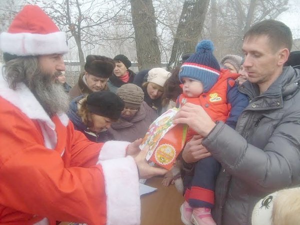 Коммунисты вручили новогодние подарки детям протестующих шахтёров из Гуково Ростовской области