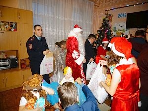 К детям в реабилитационном центре Симферополя пришел в гости Дед Мороз — полицейский