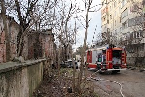 Пожарные спасли четырёх человек из огня в столице Крыма