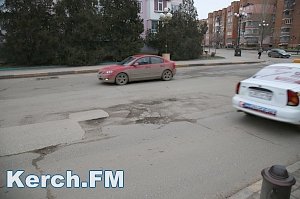 Керчане жалуются на множество ям на дорогах города