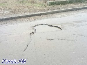 Керчане жалуются на разбитые дороги и открытые люки на Щорса