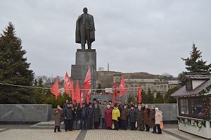 В Керчи в день памяти Ленину к памятнику пришли только партии