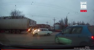 В Керчи водитель легковушки проехал перекресток на «красный»
