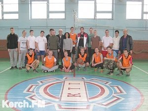 В Керчи школьники играли в баскетбол со студентами