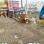 В Керчи при входе на центральный рынок лежат кучи мусора