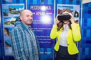 Беларусам на выставке с помощью виртуальных очков показали преимущества отдыха в Крыму
