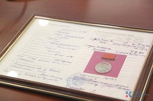 Родственникам бойца Красной Армии вручили награду «За боевые заслуги», найденную в Крыму