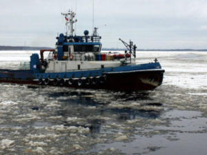 В помощь строителям моста в Крым прибыл буксир ледового класса