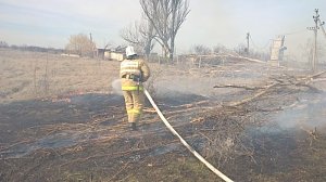Крымские спасатели с начала недели тушили траву более трёх десятков раз – площадь возгораний превысила 25 гектаров