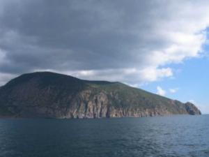 Крымские спасатели спустили с горы Аю-Даг горе-туриста