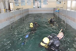 Крымские спасатели-водолазы проводят тренировки перед стартом курортного сезона