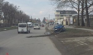 В столице Крыма легковушка завалила столб