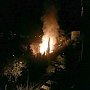 В Ялте горит дом