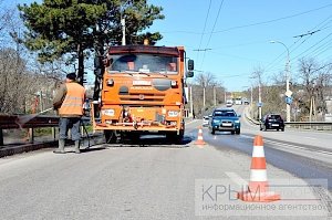 «Крымавтодор» получил пять универсальных машин для всесезонной уборки трасс