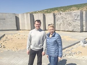 Новую тротуарную плитку выкладывают у основания керченского памятника «Парус»