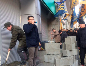 Националисты в Одессе заблокировали отделения Альфа-банка и Сбербанка