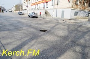 Керченские автомобилисты предупреждают об открытом люке на дороге в центре города