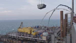 Началось бетонирование фарватерных опор моста в Крым