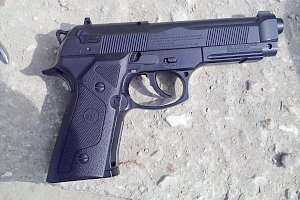 В Крыму задержали пьяного мужчину, который выяснял отношения с помощью предмета, похожего на пистолет