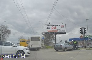 В Керчи произошло ДТП перед Горьковским мостом