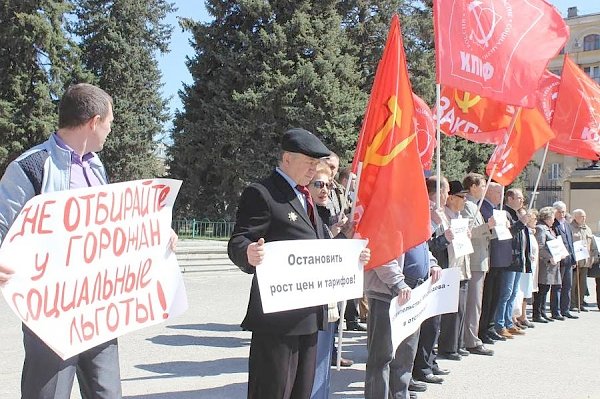 Сталинградские коммунисты провели пикет, посвященный Дню космонавтики